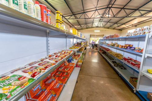 Vista interna de Mercado da Reforma Agrária Popular no Assentamento Eli Vive - MST Movimento dos Trabalhadore