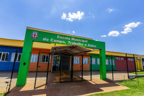 Fachada da Escola Municipal Campo, Trabalho e Saber no Assentamento Eli Vive - MST Movimento dos Trabalhadores