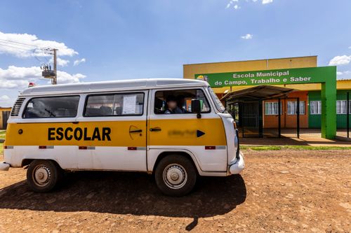 Kombi utilizada para transporte escolar em frente à da Escola Municipal Campo, Trabalho e Saber no Assentamen