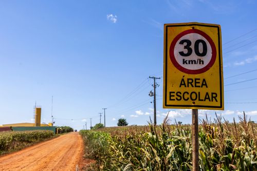 Placa de limite de velocidade de 30 km/h em área escolar no Assentamento Eli Vive - MST Movimento dos Trabalh