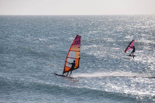 Pessoas praticando windsurfe e wing foil na Praia de Jericoacoara - Parque Nacional de Jericoacoara