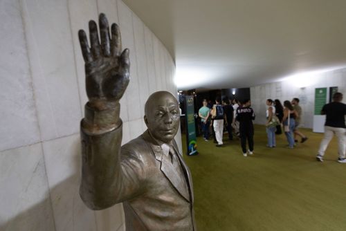 Estátua de Ulysses Guimarães - obra de Clauberto dos Santos situada no Salão Verde na entrada do plenário
