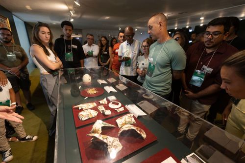 Objetos quebrados expostos no Palácio do Congresso Nacional que relembra os ataques do dia 8 de janeiro de 20