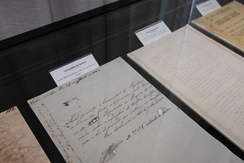 Réplica da Lei Eusébio de Queiroz de 1850 que proibiu o tráfico de escravos no Brasil exposta no Museu Itam