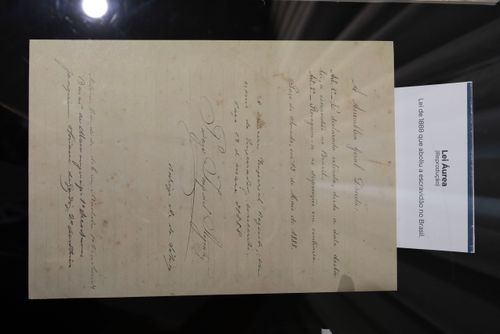 Réplica da Lei de 1888 que aboliu a escravidão no Brasil exposta no Museu Itamar Franco