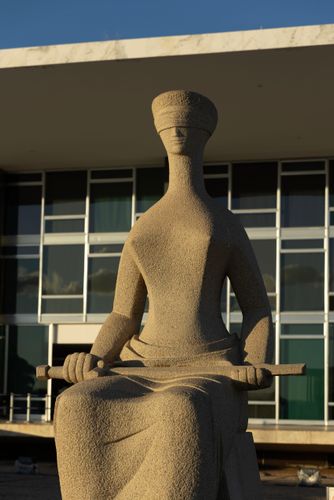 Escultura A Justiça - obra de Alfredo Ceschiatti - representa a figura de Têmis - a deusa grega da justiça