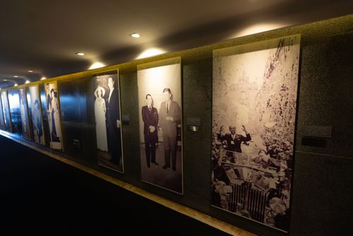 Fotografias em exposição no interior do Memorial Juscelino Kubitschek - projeto de Oscar Niemeyer 
