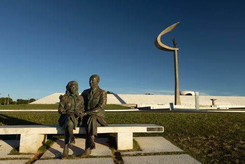 Esculturas de Juscelino e Sarah Kubitschek na frente do Memorial Juscelino Kubitschek - projeto de Oscar Nieme