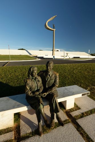 Esculturas de Juscelino e Sarah Kubitschek na frente do Memorial Juscelino Kubitschek - projeto de Oscar Nieme