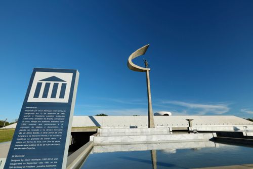 Memorial Juscelino Kubitschek - projeto de Oscar Niemeyer - escultura criada por Honório Peçanha em 1985