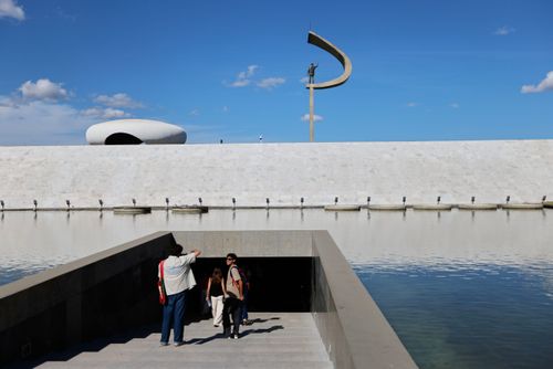 Turistas na entrada do Memorial Juscelino Kubitschek - projeto de Oscar Niemeyer - ao fundo escultura criada p