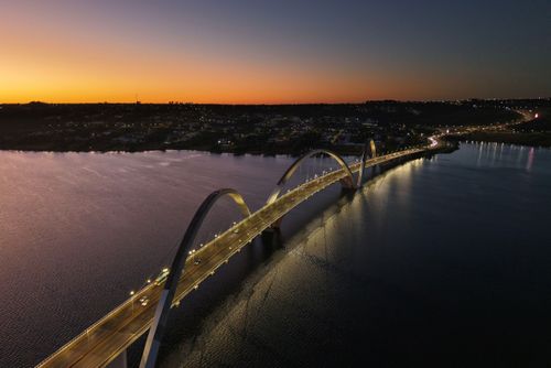 Vista de drone da Ponte Juscelino Kubitschek sobre o Lago Paranoá - projeto de Alexandre Chan