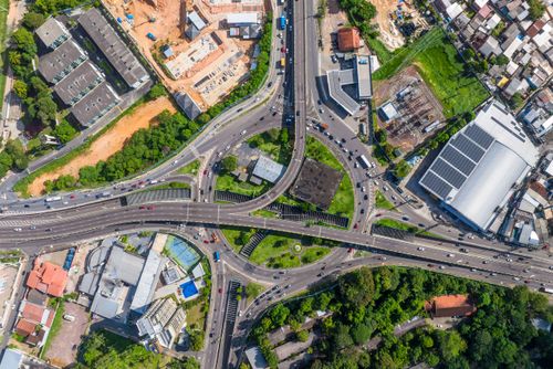 Vista perpendicular de drone do Complexo Viário Gilberto Mestrinho na Bola do Coroado