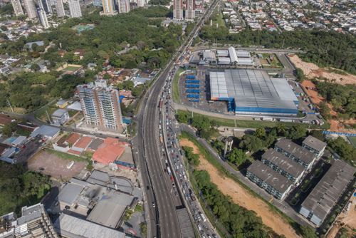 Vista de drone do trânsito na avenida Efigênio Sales popularmente conhecida como V8