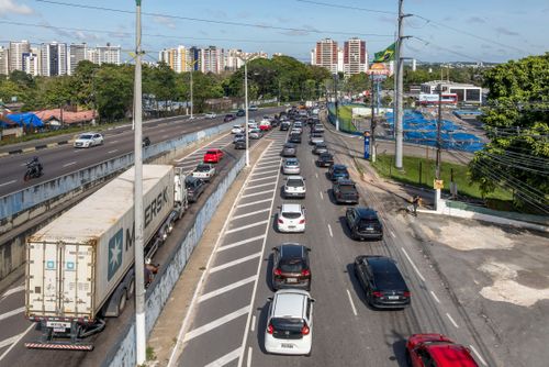 Vista de drone do trânsito na avenida Efigênio Sales popularmente conhecida como V8