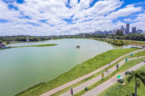 Vista de cima do lago artificial do Parque Barigui - formado pelo rio Barigui para contenção de enchentes