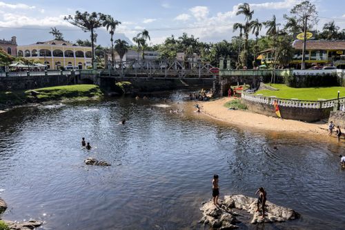 Rio Nhundiaquara no centro histórico da cidade