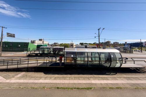 Estação-turbo - ponto de ônibus elevado permite o embarque em nível e pagamento antecipado da tarifa