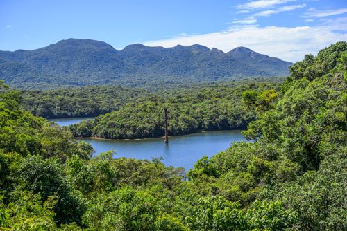 Represa Piraquara com chaminé da extinta Casa da Bomba demolida após a construção da Barragem Caiguava ou 