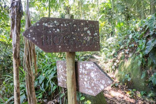 Sinalização turística para Cachoeira do Rio Grande no Parque Estadual Cunhambebe - Costa Verde