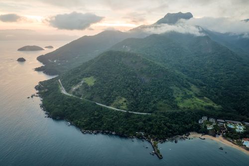 Vista de drone da BR-101 Rodovia Rio-Santos no entardecer - Costa Verde