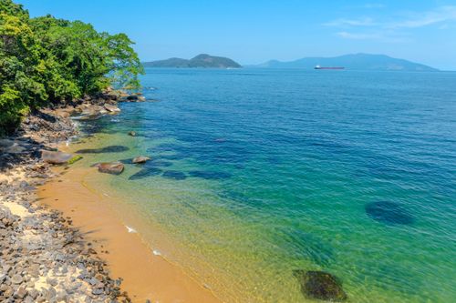 Vista de drone da orla rochosa da Praia Grande - Costa Verde