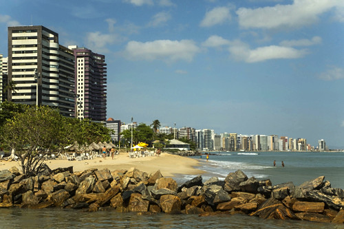 Foz do riacho Maceió na Praia do Mucuripe com edifícios da orla ao fundo