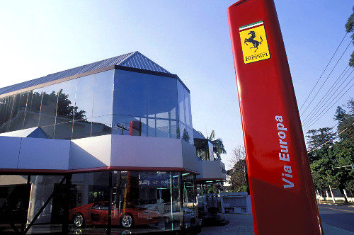 Comércio de carros importados - Ferrari