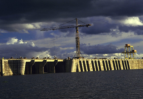 Construção do barramento da Usina Hidrelétrica de Balbina