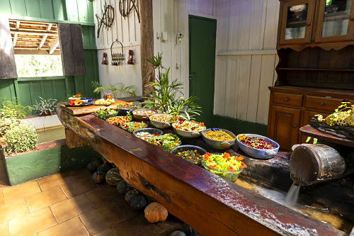 Saladas servidas em restaurante de fazenda turística