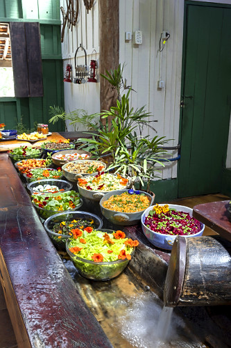 Saladas servidas em restaurante de fazenda turística