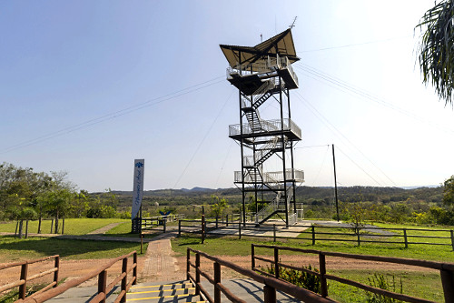 Plataforma para a atividade de tirolesa de complexo turístico