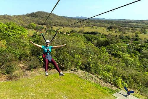 Prática de tirolesa em complexo turístico