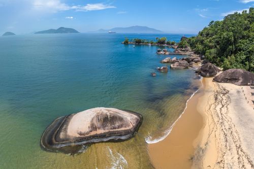 Vista de drone da Praia Grande - litoral fluminense - Costa Verde