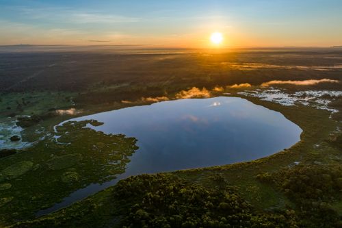 Vista de drone do amanhecer no Pantanal - planície alagavel