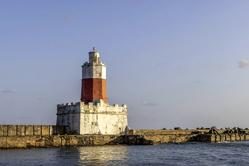 Farol do Recife ou farol da Barra nas ruínas do antigo forte de São Francisco da Barra