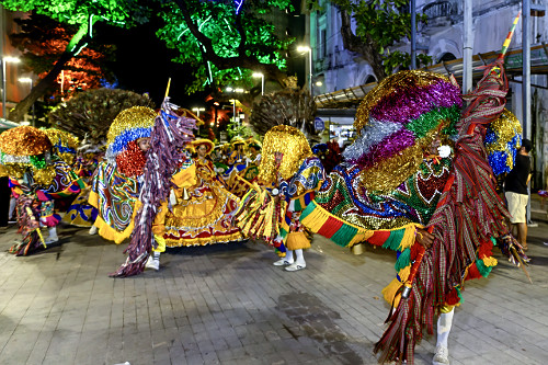 Apresentação do Grupo Carnavalesco Maracatu Nação Estrela Brilhante no centro antigo