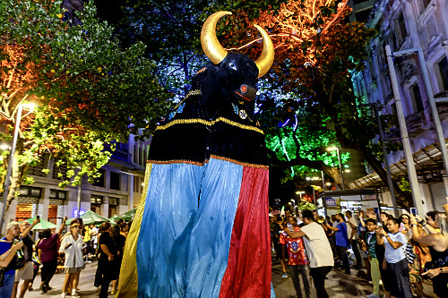 Apresentação do Grupo Carnavalesco Boi da Macuca no centro antigo