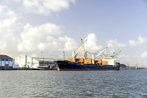 Navio atracado no Porto de Recife na margem do rio Capiberibe - bairro Recife