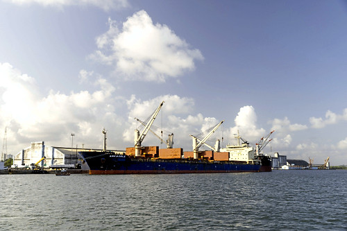 Navio atracado no Porto de Recife na margem do rio Capiberibe - bairro Recife