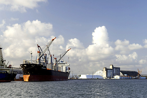 Navio atracado no Porto de Recife na margem do rio Capiberibe - bairro Recife