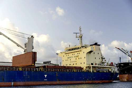 Navio atracado no Porto de Recife na margem do rio Capiberibe - bairro Recife