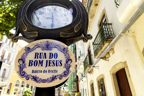 Relógio e placa da Rua Bom Jesus - bairro do Recife