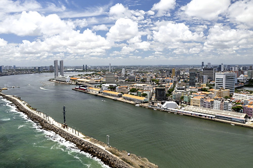 Vista de drone do Parque das Esculturas Francisco Brennand instalado sobre dique natural na região portuária