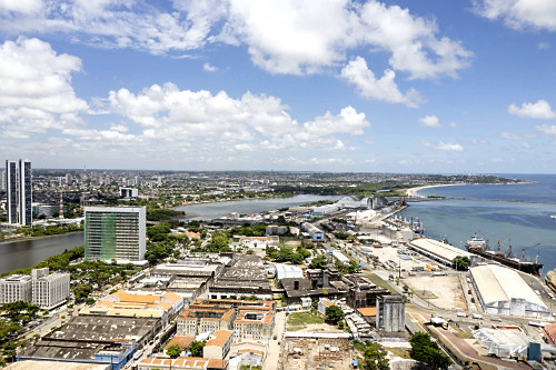 Vista de drone da região portuária - ao fundo à esquerda Rio Beberibe - à direita Rio Capibaribe