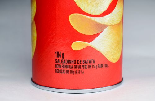Rótulo de salgadinho de batata indicando reduflação - redução do tamanho ou da quantidade mantendo o mesm