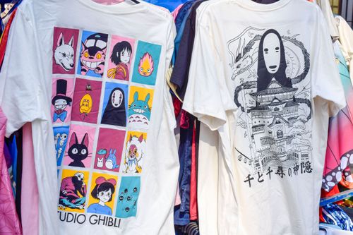 Comércio de camisetas com temas japoneses à venda no Bairro da Liberdade