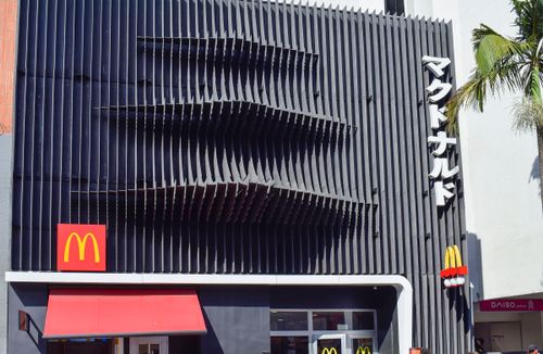 Fachada de restaurante McDonald's com escrita em japonês e ideograma - bairro da Liberdade