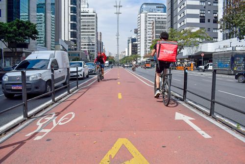 Ciclistas entregadores de comida por aplicativo na ciclovia da Avenida Paulista