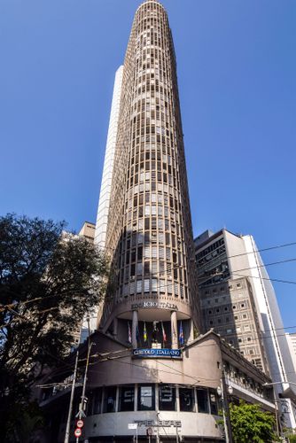 Edifício Circolo Italiano conhecido por Edifício Itália inaugurado em 1965 - bairro República